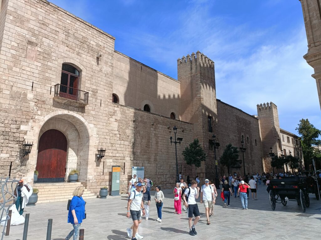 ⚡Ab Mai 2026 🧭Auf den Spuren der Piraten Mallorcas 🏴☠️ Fototour Altstadt Palma.✨ Ideal für Gäste, die die Atmosphäre der Altstadt intensiv erleben möchten.