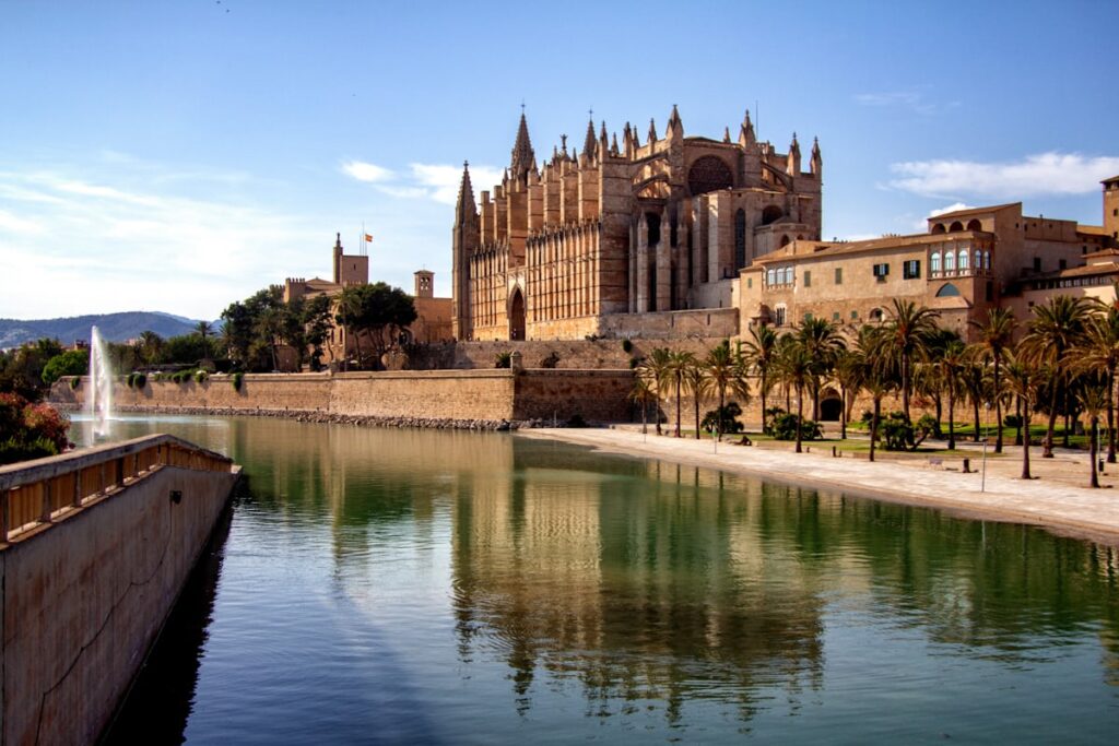 ⚡Ab Mai 2026 🧭Auf den Spuren der Piraten Mallorcas 🏴☠️ Fototour Altstadt Palma.✨ Ideal für Gäste, die die Atmosphäre der Altstadt intensiv erleben möchten.
