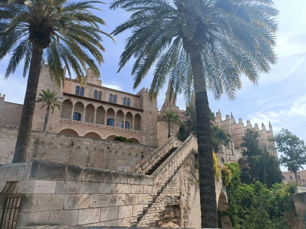 ⚡Ab Mai 2026 🧭Auf den Spuren der Piraten Mallorcas 🏴☠️ Fototour Altstadt Palma.✨ Ideal für Gäste, die die Atmosphäre der Altstadt intensiv erleben möchten.