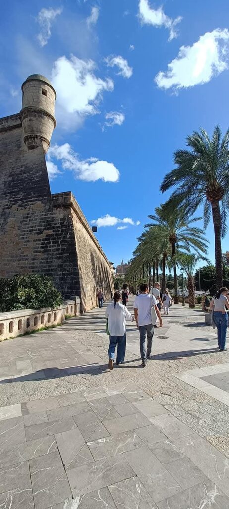 Fototour Teilnehmerzahl min.2 Pax max. 15 Pax Montag, Dienstag, Mittwoch, Donnerstag, Freitag 4 Std 09:30-13:30 Kunst, Kultur, Erlebnisgastronomie, Geschichte, Abenteuer, Shopping uvm. Info & Reservierung , Anruf / WhatsApp 0034642430089